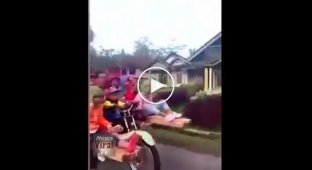 Как увезти всю семью на одном мотоцикле без коляски