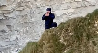 Турист ризикнув життям заради ефектного селфі (5 фото + 1 відео)