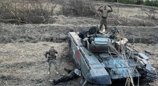 Спящие москвичи в окопах и уничтоженный танк