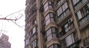 Кондиционер спас маленького мальчика от падения с 8-го этажа (4 Фото)