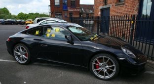 Британцу на Porsche лень показывать разрешение на парковку и он предпочитает получать штрафы (6 фото)