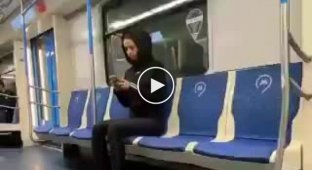 Московские феминистки придумали, как отплатить рассевшимся в метро мужчинам