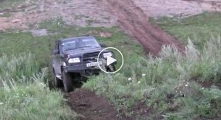 В грязи УАЗ Патриот и Hummer H2