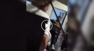 Грабитель застрял в окне второго этажа и начал звать на помощь хозяев дома
