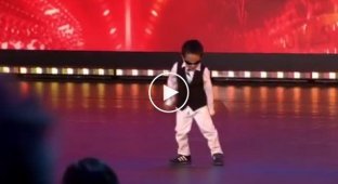 4-ех летний парниша танцует Gangnam Style на шоу талантов