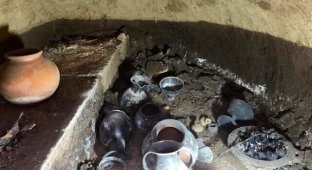 В Італії знайдено незайману етруську гробницю з залишками останньої трапези (2 фото)