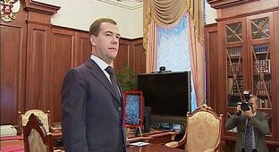  Что на обоях у Медведева? (3 фото)