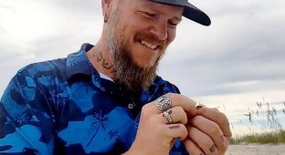 Мужчина нашёл на пляже обручальное кольцо с бриллиантом и вернул его владельцу (5 фото + 1 видео)