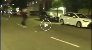 Опасный спуск на скейтбордах по улицам города
