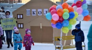 В Казани жители нового района построили картонную школу (4 фото)