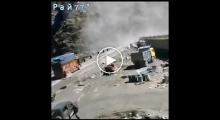 Мощнейший камнепад, накрывший горный серпантин, попал в Кашмире