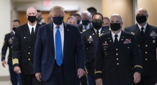Дональд Трамп появился на публике в маске и тут же стал мемом (16 фото)