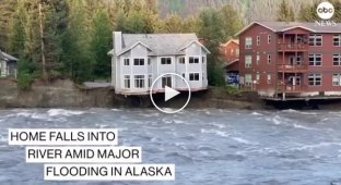 A powerful flood takes away houses in the capital of Alaska