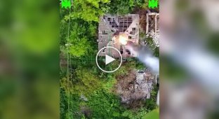 Український дрон скидає термітний боєприпас окупантам в укриття