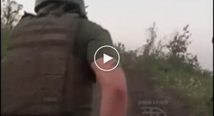 Эвакуация раненых российских военных под обстрелом кассетных боеприпасов на Бахмутском направлении