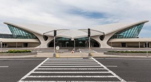 Старый заброшенный терминал с инопланетным дизайном (28 фото)