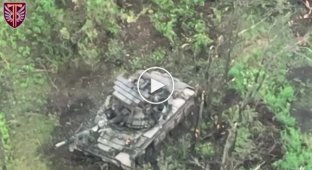 Ukrainian artillery destroys a Russian T-80BV tank near Bakhmut