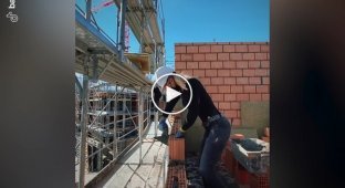Женщина продемонстрировала свою работу каменщиком на строительном объекте