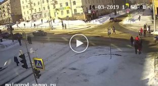Машина проехала на красный свет и сбила женщину в Петрозаводске