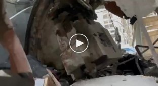 Башня от танка залетела в дом в Мариуполе