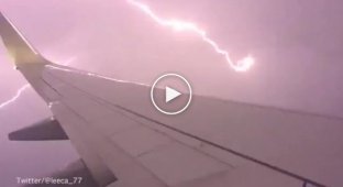 Вид на молнию из иллюминатора самолета