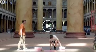 Американцы построили самую высокую башню из домино