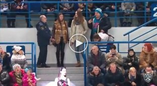Зажигательный танец уборщицы на хоккейном матче в Хабаровске. Это нечто фантастическое