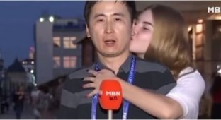 Корейского журналиста поцеловали несколько российских болельщиц, но он не расстроился (3 фото + 1 видео)