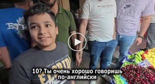 Путешественник встретил в Иране мальчика, который отлично говорит на английском