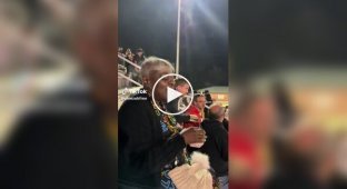 От головы женщины идет пар из-за прилива во время климакса