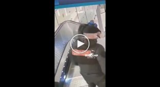 In Moscow, a careless boy clamped his head on an escalator