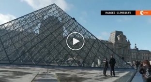 Climate activists climbed the glass pyramid of the Louvre in Paris