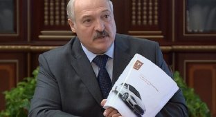 Александр Лукашенко рассказал, что Илон Маск подарил ему автомобиль Tesla (2 фото)