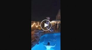 Кіт використовує гірку для басейну