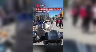 Chinese schoolchildren helped a courier after an accident by collecting his orders