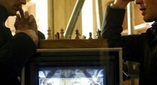 Чем Гай Ричи занимается на съемочной площадке во время перерывов? (9 фото)