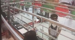 Побег запертого в ювелирном магазине грабителя попал на видео