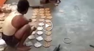 Антисанитария на производстве сладких лепешек в Индии
