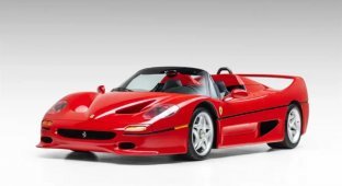 A collection of rare Ferrari, Lamborghini, and Porsche supercars will be auctioned off (9 photos)