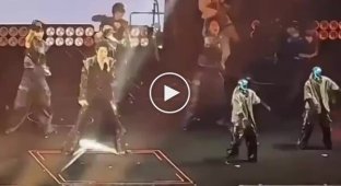 В Китае роботы стали подтанцовкой на концертах