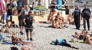Полиция Франции контролирует запрет на ношение буркини (5 фото)