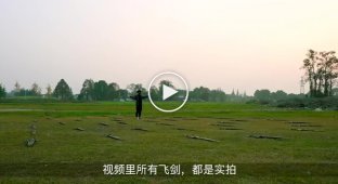 Китайський студент керує мечами, що літають