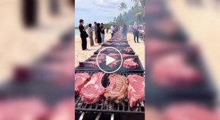 Испанский пляж на один день превратился в настоящий рай для мясоедов
