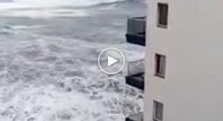 Купаться можно прямо в номере. Разрушительные волны накрывают балконы испанского отеля