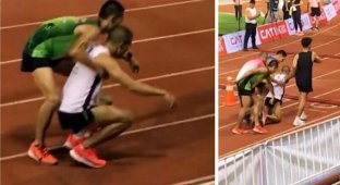 В Таиланде обессиленному спортсмену помогли пересечь финишную черту его соперники (3 фото + 1 видео)