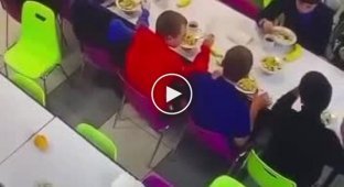 Подросток неожиданно напал на одноклассника из-за перевернувшейся тарелки