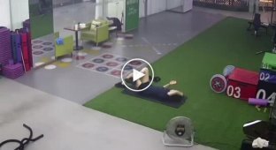 Девушка уснула в тренажерном зале