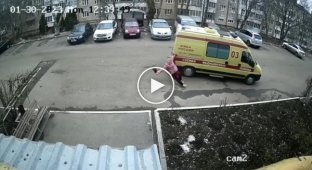 In the Stavropol Territory, an inattentive ambulance driver knocked down a pensioner