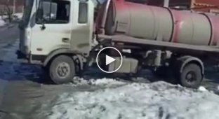 Brilliant. The mayor's office of Novosibirsk reported on the pumping of water, sending residents a video they shot