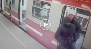 Стрельба в российском метро. Четверо в берцах ехали по красной линии и что-то не поделили с двумя ребятами из Африки